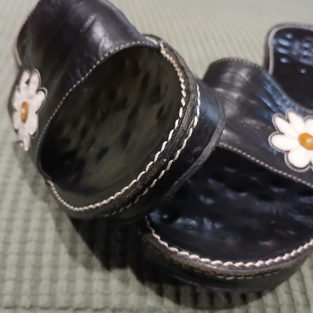 Black Sandals with Red and White Floral Design - Picture 11 of 12
